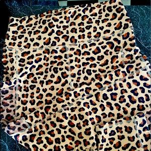 Leopard Fabletics crop leggings